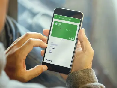persona que consulta su teléfono