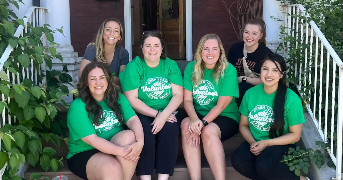 Un grupo de miembros del equipo de ICCU haciendo voluntariado en su comunidad.