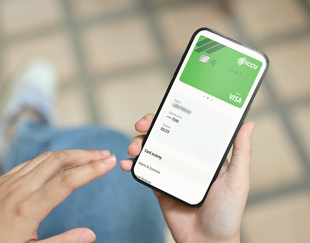 persona que consulta su teléfono