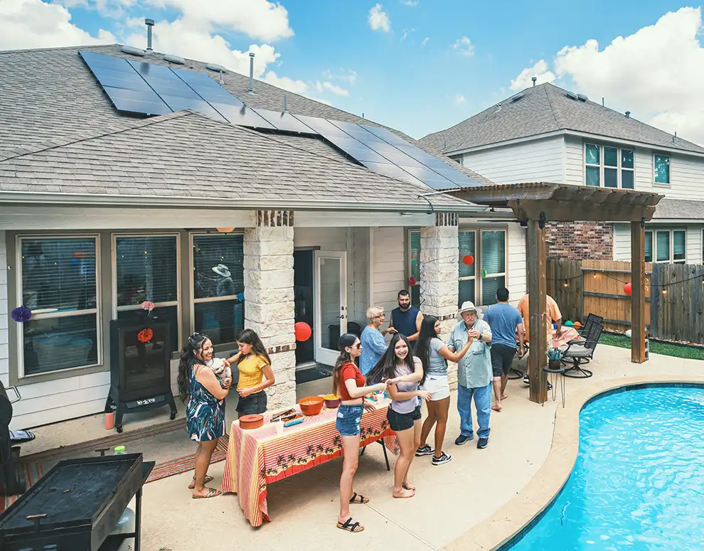Casa con paneles solares y recolección en el patio trasero, que ilustra el uso de energías renovables
