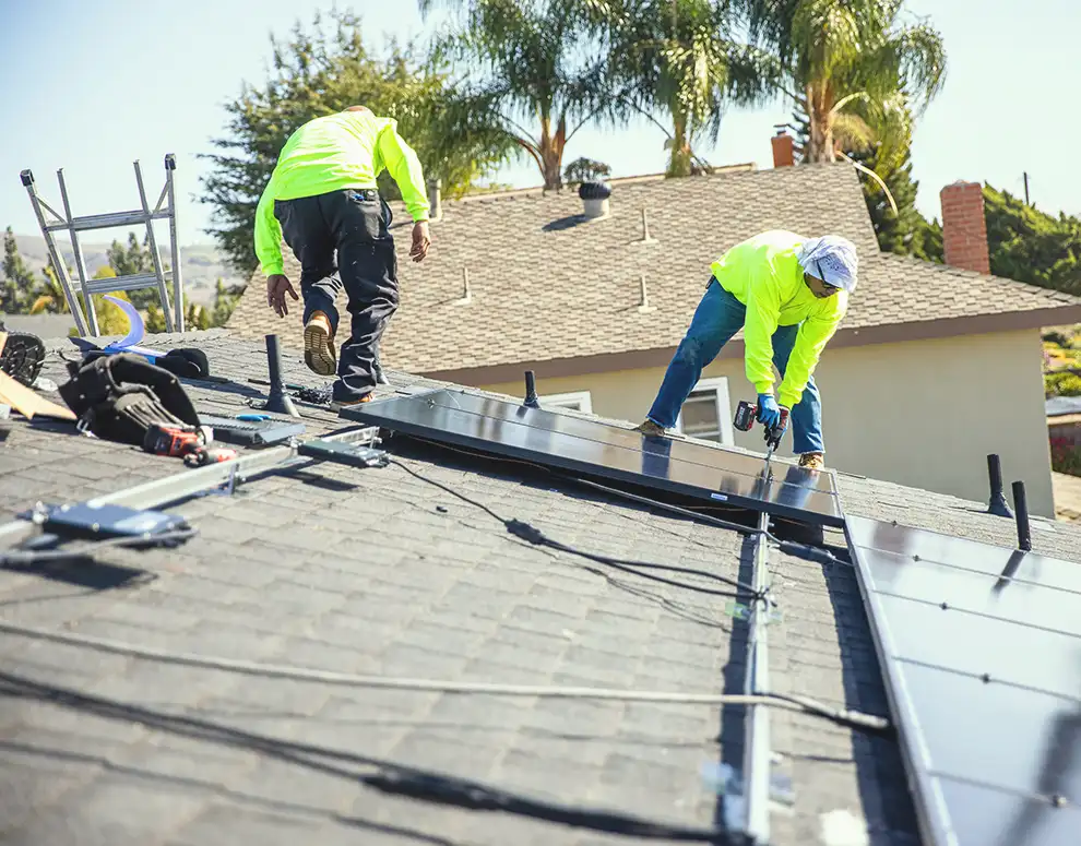 Instalación de paneles solares en curso en un tejado residencial, destacando la energía renovable y el ahorro a largo plazo