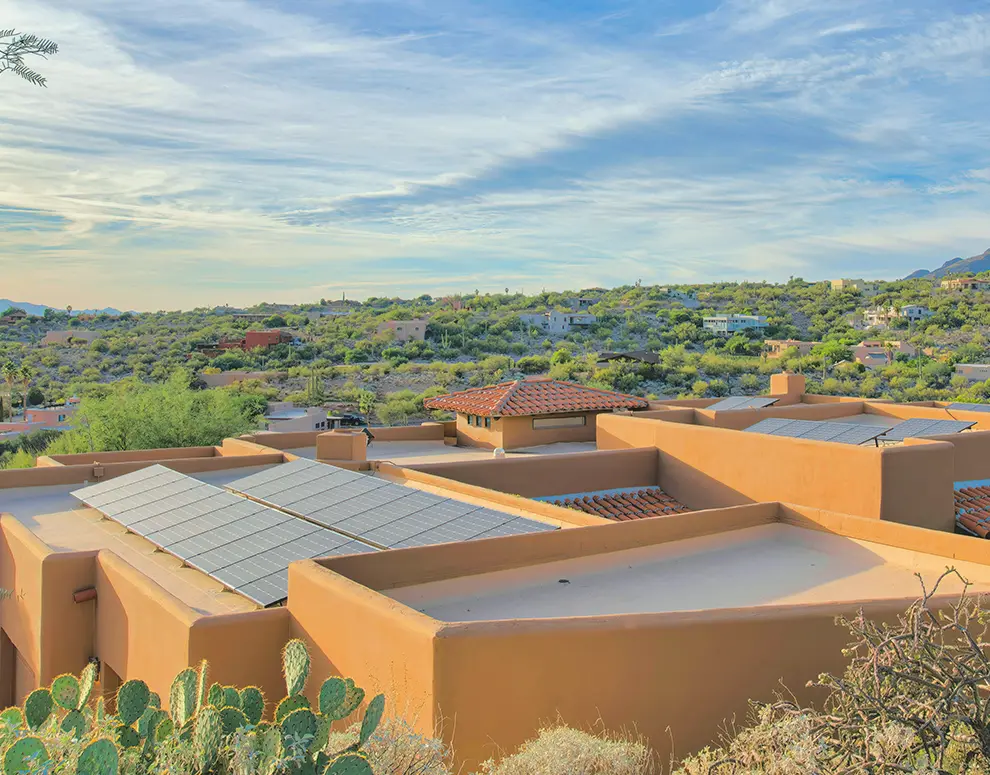 Viviendas de estilo suroeste con sistemas de paneles solares instalados, que muestran las ventajas de la energía renovable y los préstamos solares
