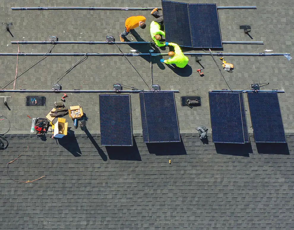Instalación de paneles solares en curso en un tejado residencial, destacando la energía renovable y el ahorro de costes